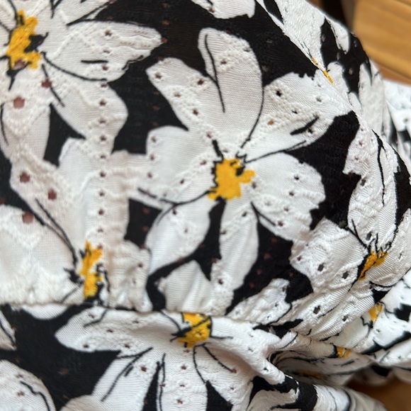 Adorable daisy sundress - Picture 7 of 7